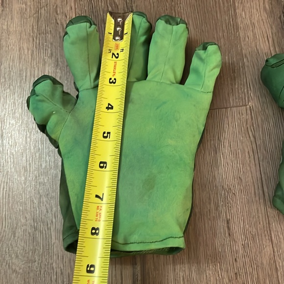 Incredible Hulk Costume Gloves - Picture 3 of 4
